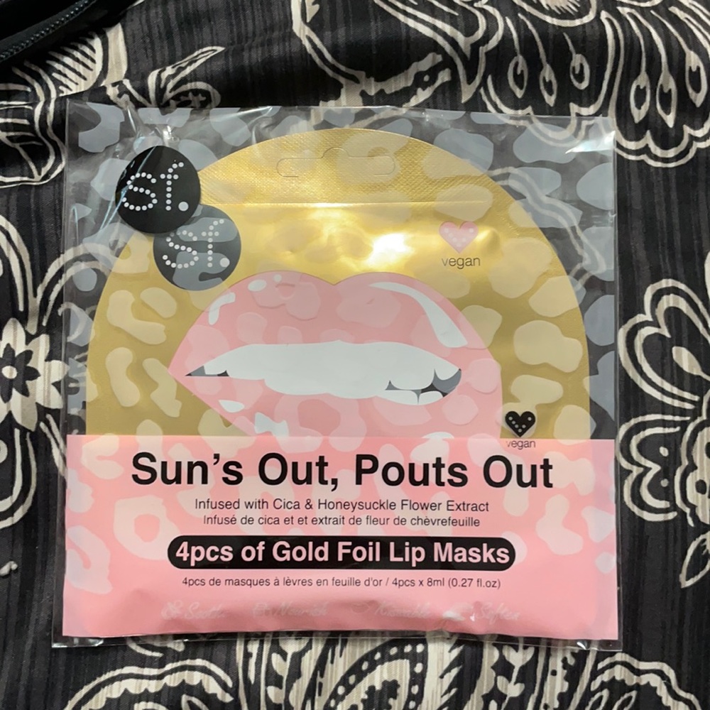 💕 HOST PICK 💕4 pieces gold foil lip masks